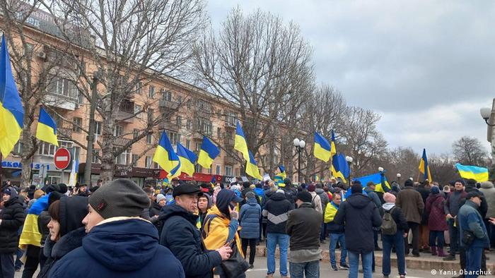 DW, March 5, 2022: Residents of Kherson protest against the invasion of Russian troops.
This week media reports that the mobile internet of Ukrainian operators disappeared in the Kherson region. Groundstation.space can’t immediately verify the possibilities of using Starlink satellite internet in the territory occupied by Russian troops.